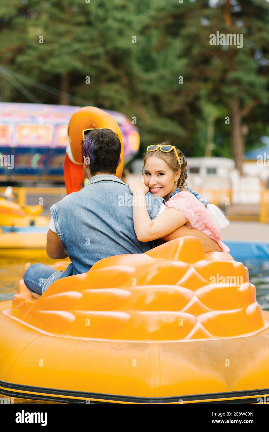 Un couple heureux amoureux de la promenade en bateau dans un parc d'attractions Banque D'Images