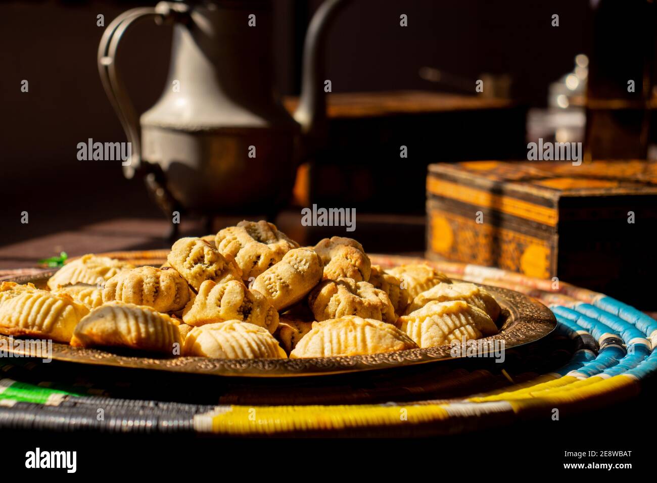 Bonbons arabes, maamoul et café sur fond traditionnel Banque D'Images