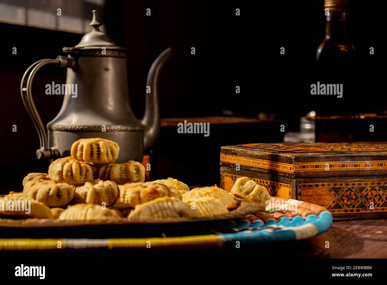 Bonbons arabes, maamoul et café sur fond traditionnel Banque D'Images