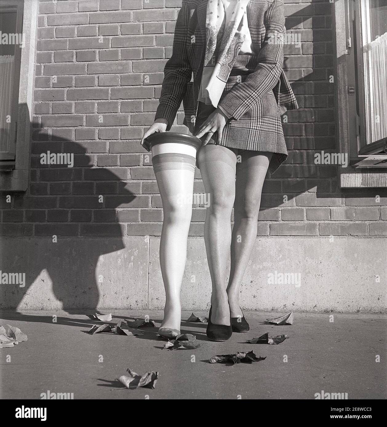 Bas en nylon dans les années 1950. Si vous vous êtes jamais demandé comment la forme et la taille des bas de nylon a été décidé: Ici, le prototype de jambe de femme dans la taille moyenne établie par une mesure de 10 000 jambes américaines de femmes. Le modèle Solveij Nyhlén photographié à l'extérieur de l'usine suédoise de bas en nylon, Malmö strumpfabrik. Fondé en 1926 et devenu le premier fabricant de bas de soie en suède. À ce moment-là 1951, la compagnie avait investi dans de nouvelles machines pour fabriquer les bas en nylon populaires. Réf. BE19-8 Banque D'Images