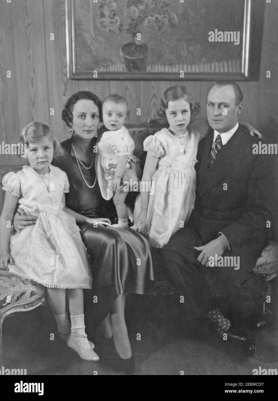 Couronne princesse Märtha de Norvège. 1901-1954. Fille du prince suédois Carl. Photo ici avec son fils et futur roi de Norvège le prince héritier Harald sur ses genoux avec les filles Ragnhild et Astrid. Le Prince Harald est né le 21 1937 février. Sur la droite puis être Prince de couronne Olav V. Banque D'Images