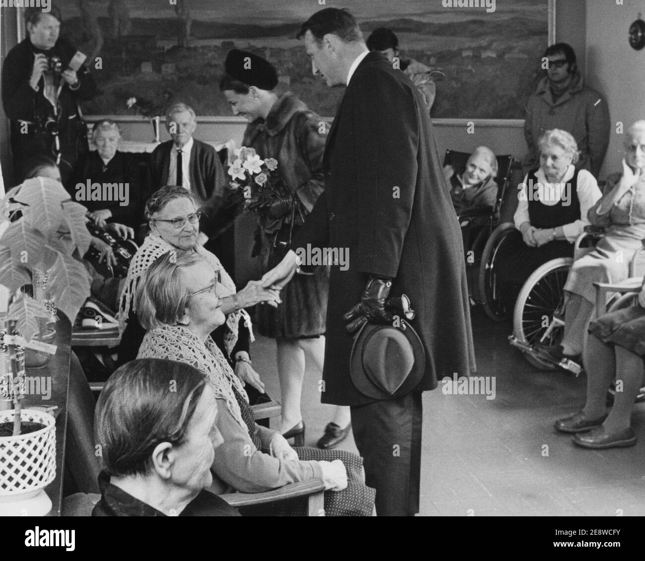 Roi Harald de Norvège. Photographié lorsqu'il est prince héritier avec sa femme Sonja en visite chez un vieux peuple dans les années 1960. Banque D'Images