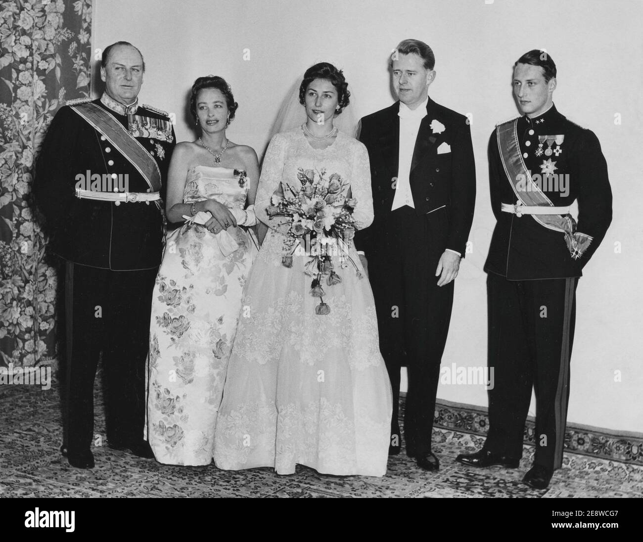 Roi Harald de Norvège. Photo à droite de sa sœur Astrids mariage avec Johan Martin Ferner och janvier 12 1961. Le roi Olav V de Norvège et sa fille Ragnhild à gauche de la mariée. Banque D'Images