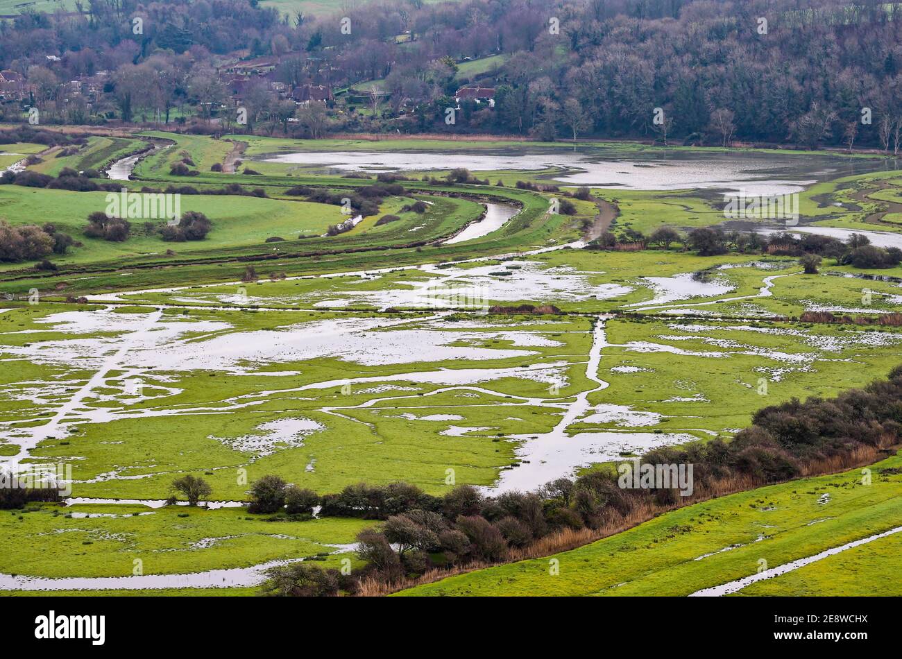 Brighton Royaume-Uni 1er février 2021 - champs inondés par la rivière Cuckmere à Alfriston près de Seaford dans East Sussex par une journée sombre et nuageux dans le Sud-est . Les niveaux d'eau de la rivière sont élevés avec les champs environnants étant inondés après des semaines de pluie durables à travers les mois d'hiver : crédit Simon Dack / Alamy Live News Banque D'Images