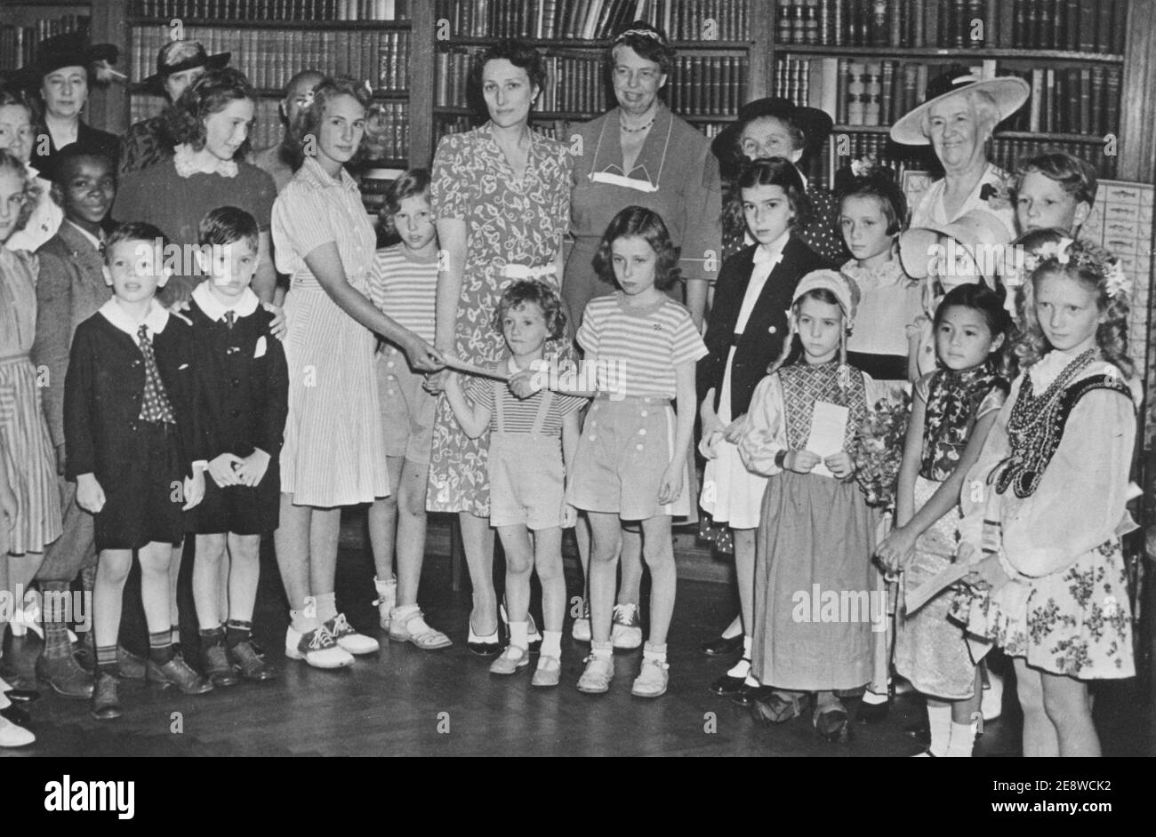 Princesse Martha De Norvege Et Roosevelt Couronne princesse Märtha de Norvège. 1901-1954. Fille du prince suédois  Carl. Photo ici aux Etats-Unis 1940 avec ses enfants Ragnhild, Astrid et le  prince héritier Harald. Dans les présidents américains moyens épouse
