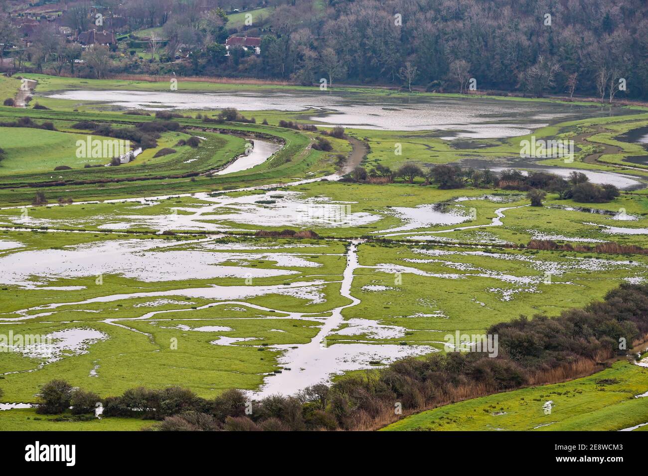 Brighton Royaume-Uni 1er février 2021 - champs inondés par la rivière Cuckmere à Alfriston près de Seaford dans East Sussex par une journée sombre et nuageux dans le Sud-est . Les niveaux d'eau de la rivière sont élevés avec les champs environnants étant inondés après des semaines de pluie durables à travers les mois d'hiver : crédit Simon Dack / Alamy Live News Banque D'Images