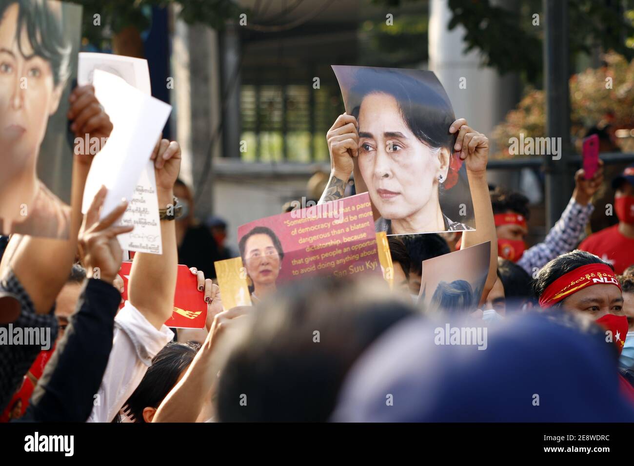 Bangkok, Thaïlande. 1er février 2021. Les gens se rassemblent à l'extérieur de l'ambassade du Myanmar après que l'armée birmane ait pris le pouvoir par un coup d'État. Le 1er février, l'armée birmane a déclaré l'état d'urgence et a pris le contrôle du pays par un coup d'État, en emprisonnant Aung San Suu Kyi, le chef du parti au pouvoir de la Ligue nationale pour la démocratie (NLD), et d'autres dirigeants du gouvernement à la suite de prétendues trucages aux élections législatives de novembre 2020. Credit: Grigory Zimenkov/TASS/Alay Live News Banque D'Images
