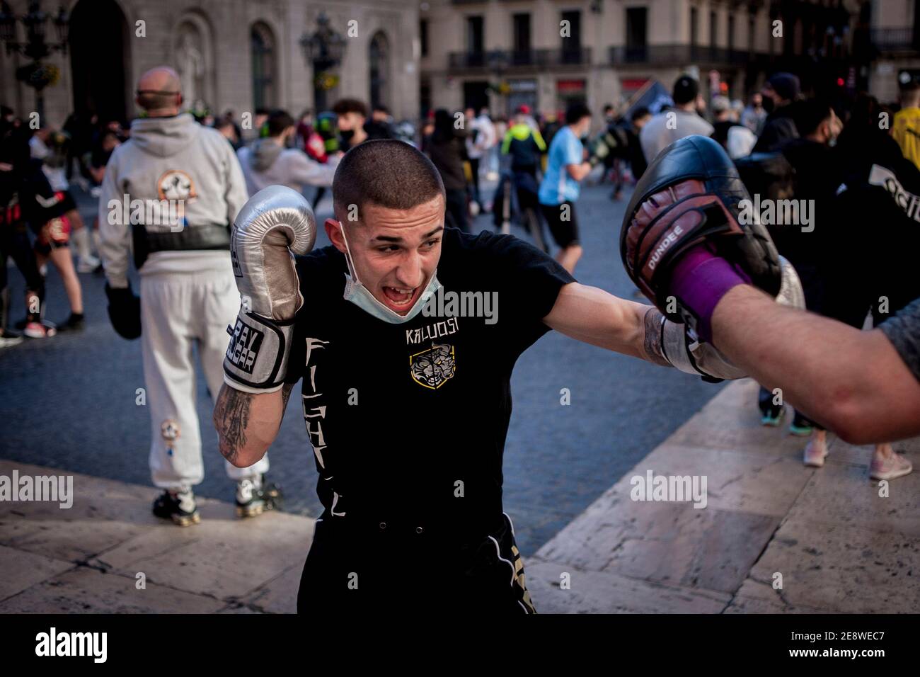Barcelone, Espagne. 1er février 2021. Les combattants participent à une séance publique d'entraînement dans le centre-ville de Barcelone pour protester contre la fermeture des salles de boxe et d'arts martiaux en raison des restrictions visant à tenter de ralentir la courbe des infections à coronavirus. Credit: Jordi Boixareu/Alamy Live News Banque D'Images Barcelone, Espagne. 1er février 2021. Les combattants participent à une séance publique d'entraînement dans le centre-ville de Barcelone pour protester contre la fermeture des salles de boxe et d'arts martiaux en raison des restrictions visant à tenter de ralentir la courbe des infections à coronavirus. Credit: Jordi Boixareu/Alamy Live News Banque D'Images