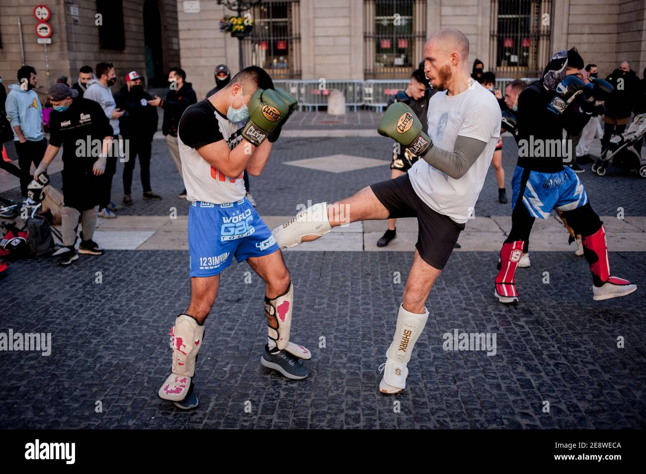 Barcelone, Espagne. 1er février 2021. Les combattants participent à une séance publique d'entraînement dans le centre-ville de Barcelone pour protester contre la fermeture des salles de boxe et d'arts martiaux en raison des restrictions visant à tenter de ralentir la courbe des infections à coronavirus. Credit: Jordi Boixareu/Alamy Live News Banque D'Images Barcelone, Espagne. 1er février 2021. Les combattants participent à une séance publique d'entraînement dans le centre-ville de Barcelone pour protester contre la fermeture des salles de boxe et d'arts martiaux en raison des restrictions visant à tenter de ralentir la courbe des infections à coronavirus. Credit: Jordi Boixareu/Alamy Live News Banque D'Images