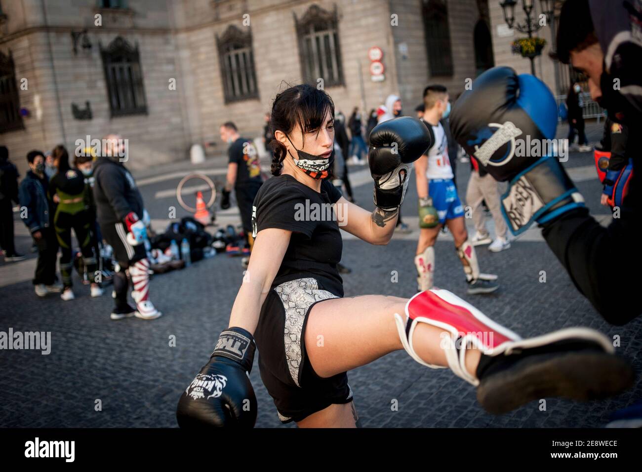 Barcelone, Espagne. 1er février 2021. Les combattants participent à une séance publique d'entraînement dans le centre-ville de Barcelone pour protester contre la fermeture des salles de boxe et d'arts martiaux en raison des restrictions visant à tenter de ralentir la courbe des infections à coronavirus. Credit: Jordi Boixareu/Alamy Live News Banque D'Images Barcelone, Espagne. 1er février 2021. Les combattants participent à une séance publique d'entraînement dans le centre-ville de Barcelone pour protester contre la fermeture des salles de boxe et d'arts martiaux en raison des restrictions visant à tenter de ralentir la courbe des infections à coronavirus. Credit: Jordi Boixareu/Alamy Live News Banque D'Images
