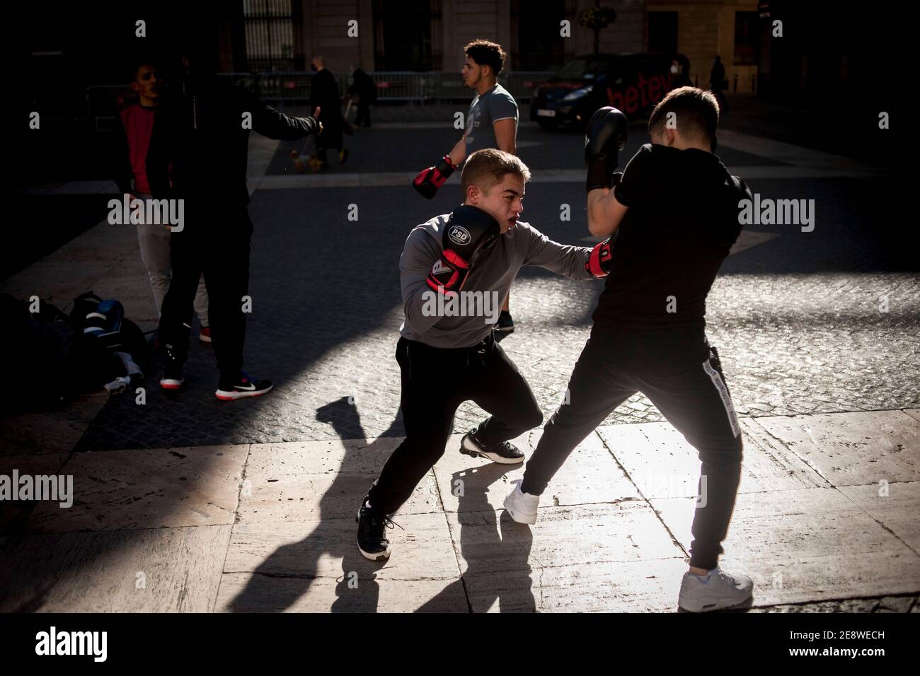 Barcelone, Espagne. 1er février 2021. Les combattants participent à une séance publique d'entraînement dans le centre-ville de Barcelone pour protester contre la fermeture des salles de boxe et d'arts martiaux en raison des restrictions visant à tenter de ralentir la courbe des infections à coronavirus. Credit: Jordi Boixareu/Alamy Live News Banque D'Images Barcelone, Espagne. 1er février 2021. Les combattants participent à une séance publique d'entraînement dans le centre-ville de Barcelone pour protester contre la fermeture des salles de boxe et d'arts martiaux en raison des restrictions visant à tenter de ralentir la courbe des infections à coronavirus. Credit: Jordi Boixareu/Alamy Live News Banque D'Images