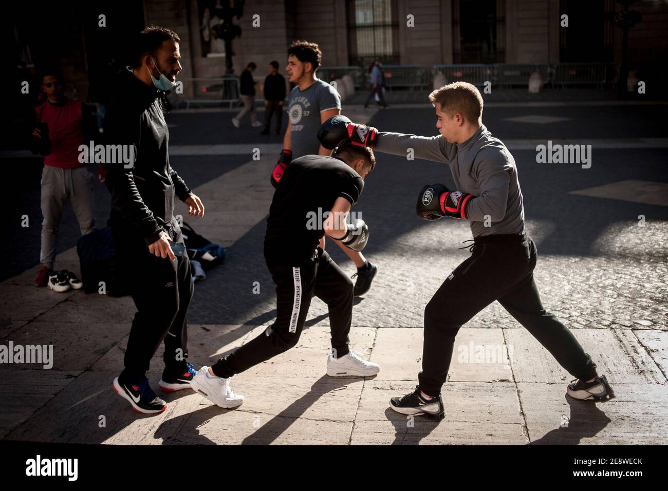Barcelone, Espagne. 1er février 2021. Les combattants participent à une séance publique d'entraînement dans le centre-ville de Barcelone pour protester contre la fermeture des salles de boxe et d'arts martiaux en raison des restrictions visant à tenter de ralentir la courbe des infections à coronavirus. Credit: Jordi Boixareu/Alamy Live News Banque D'Images Barcelone, Espagne. 1er février 2021. Les combattants participent à une séance publique d'entraînement dans le centre-ville de Barcelone pour protester contre la fermeture des salles de boxe et d'arts martiaux en raison des restrictions visant à tenter de ralentir la courbe des infections à coronavirus. Credit: Jordi Boixareu/Alamy Live News Banque D'Images