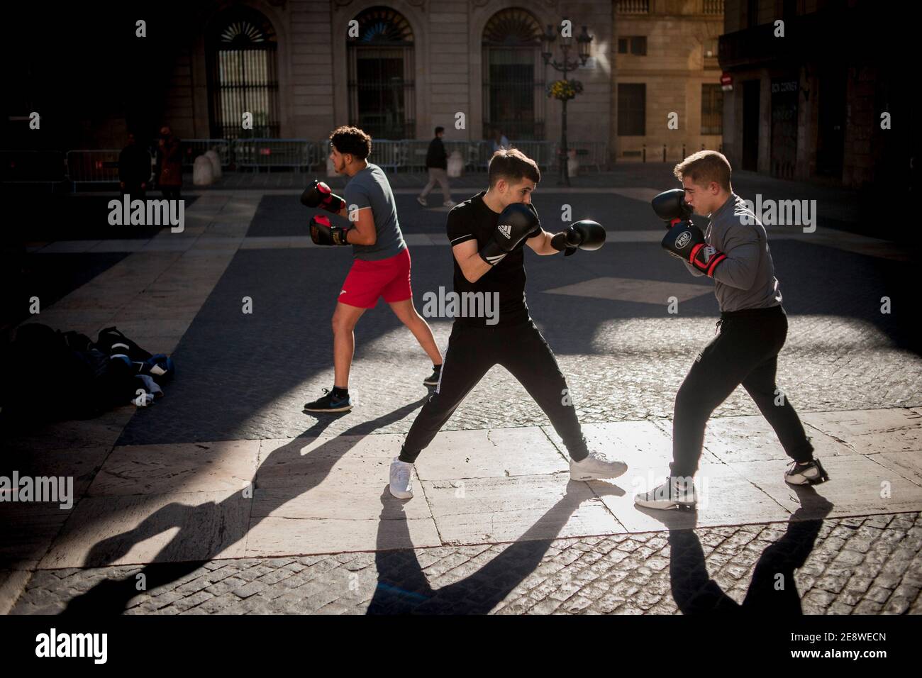 Barcelone, Espagne. 1er février 2021. Les combattants participent à une séance publique d'entraînement dans le centre-ville de Barcelone pour protester contre la fermeture des salles de boxe et d'arts martiaux en raison des restrictions visant à tenter de ralentir la courbe des infections à coronavirus. Credit: Jordi Boixareu/Alamy Live News Banque D'Images Barcelone, Espagne. 1er février 2021. Les combattants participent à une séance publique d'entraînement dans le centre-ville de Barcelone pour protester contre la fermeture des salles de boxe et d'arts martiaux en raison des restrictions visant à tenter de ralentir la courbe des infections à coronavirus. Credit: Jordi Boixareu/Alamy Live News Banque D'Images