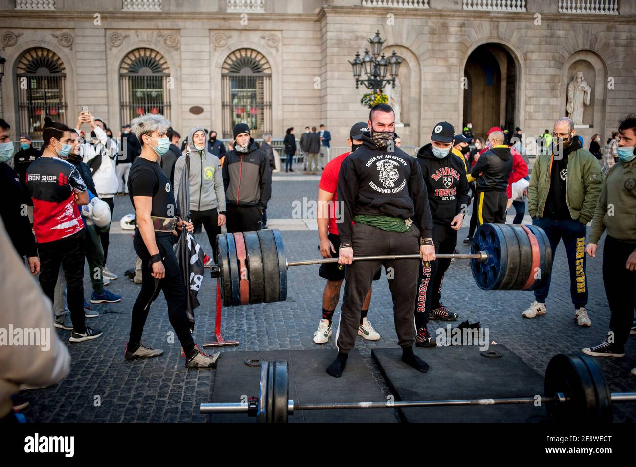 Barcelone, Espagne. 1er février 2021. Les combattants participent à une séance publique d'entraînement dans le centre-ville de Barcelone pour protester contre la fermeture des salles de boxe et d'arts martiaux en raison des restrictions visant à tenter de ralentir la courbe des infections à coronavirus. Credit: Jordi Boixareu/Alamy Live News Banque D'Images Barcelone, Espagne. 1er février 2021. Les combattants participent à une séance publique d'entraînement dans le centre-ville de Barcelone pour protester contre la fermeture des salles de boxe et d'arts martiaux en raison des restrictions visant à tenter de ralentir la courbe des infections à coronavirus. Credit: Jordi Boixareu/Alamy Live News Banque D'Images
