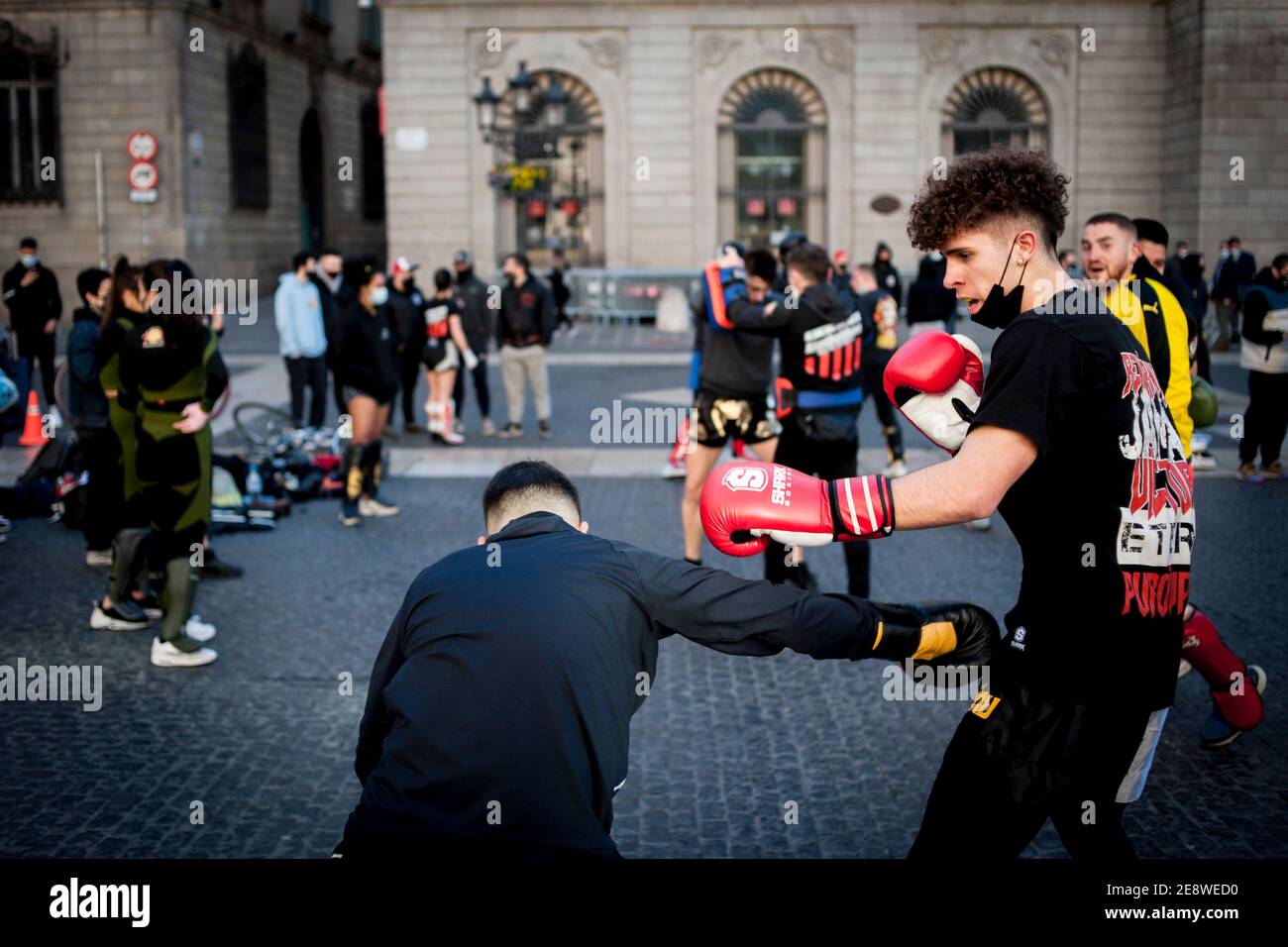 Barcelone, Espagne. 1er février 2021. Les combattants participent à une séance publique d'entraînement dans le centre-ville de Barcelone pour protester contre la fermeture des salles de boxe et d'arts martiaux en raison des restrictions visant à tenter de ralentir la courbe des infections à coronavirus. Credit: Jordi Boixareu/Alamy Live News Banque D'Images Barcelone, Espagne. 1er février 2021. Les combattants participent à une séance publique d'entraînement dans le centre-ville de Barcelone pour protester contre la fermeture des salles de boxe et d'arts martiaux en raison des restrictions visant à tenter de ralentir la courbe des infections à coronavirus. Credit: Jordi Boixareu/Alamy Live News Banque D'Images