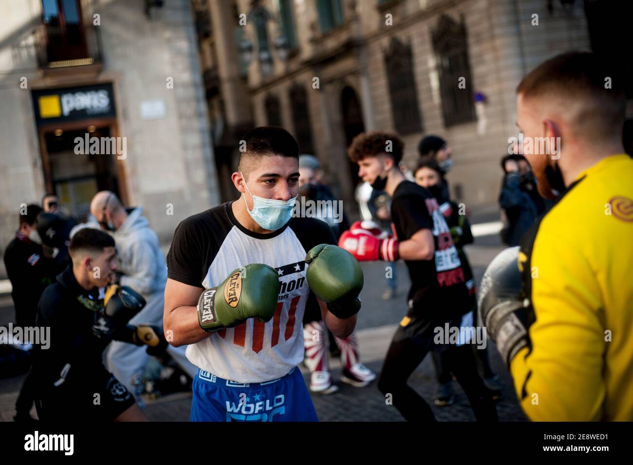 Barcelone, Espagne. 1er février 2021. Les combattants participent à une séance publique d'entraînement dans le centre-ville de Barcelone pour protester contre la fermeture des salles de boxe et d'arts martiaux en raison des restrictions visant à tenter de ralentir la courbe des infections à coronavirus. Credit: Jordi Boixareu/Alamy Live News Banque D'Images Barcelone, Espagne. 1er février 2021. Les combattants participent à une séance publique d'entraînement dans le centre-ville de Barcelone pour protester contre la fermeture des salles de boxe et d'arts martiaux en raison des restrictions visant à tenter de ralentir la courbe des infections à coronavirus. Credit: Jordi Boixareu/Alamy Live News Banque D'Images
