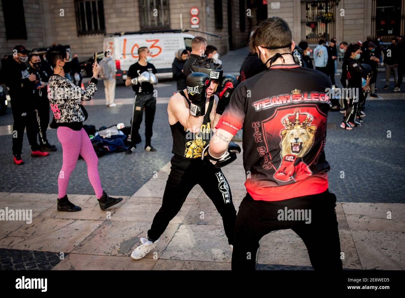 Barcelone, Espagne. 1er février 2021. Les combattants participent à une séance publique d'entraînement dans le centre-ville de Barcelone pour protester contre la fermeture des salles de boxe et d'arts martiaux en raison des restrictions visant à tenter de ralentir la courbe des infections à coronavirus. Credit: Jordi Boixareu/Alamy Live News Banque D'Images Barcelone, Espagne. 1er février 2021. Les combattants participent à une séance publique d'entraînement dans le centre-ville de Barcelone pour protester contre la fermeture des salles de boxe et d'arts martiaux en raison des restrictions visant à tenter de ralentir la courbe des infections à coronavirus. Credit: Jordi Boixareu/Alamy Live News Banque D'Images