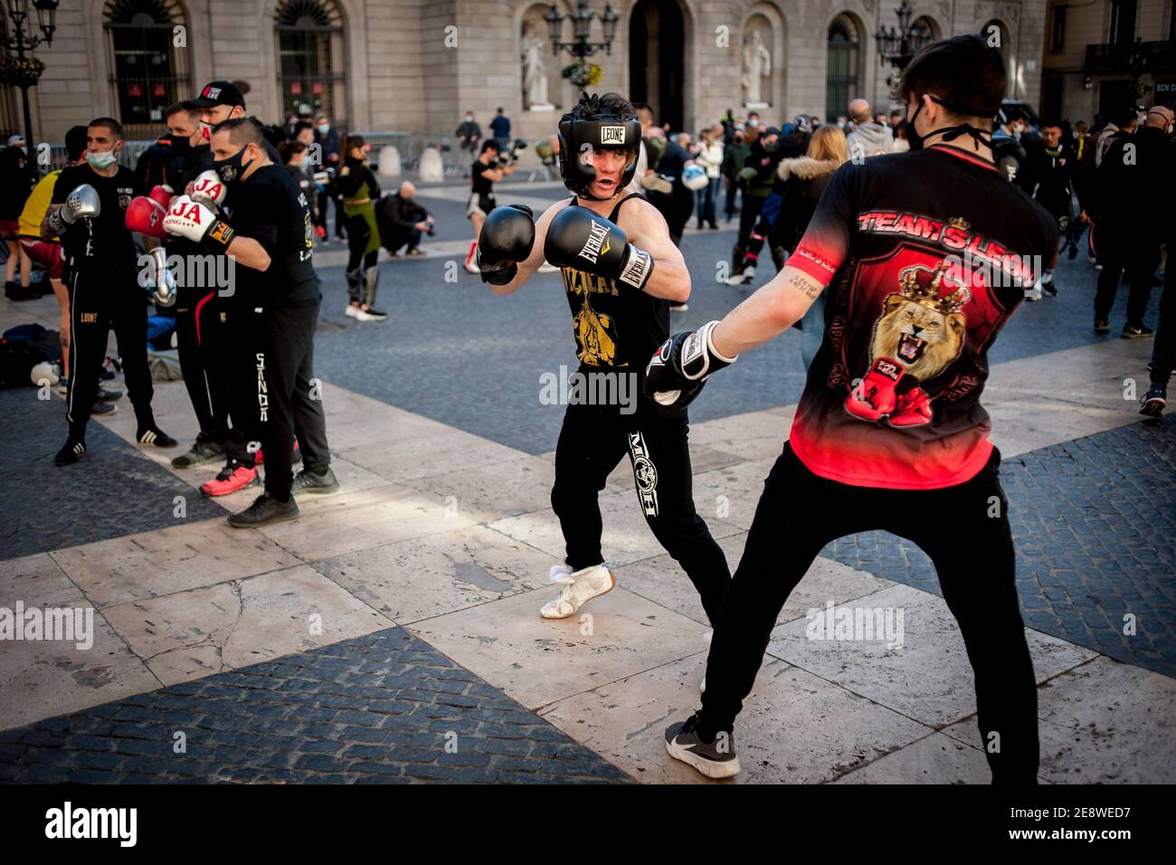Barcelone, Espagne. 1er février 2021. Les combattants participent à une séance publique d'entraînement dans le centre-ville de Barcelone pour protester contre la fermeture des salles de boxe et d'arts martiaux en raison des restrictions visant à tenter de ralentir la courbe des infections à coronavirus. Credit: Jordi Boixareu/Alamy Live News Banque D'Images Barcelone, Espagne. 1er février 2021. Les combattants participent à une séance publique d'entraînement dans le centre-ville de Barcelone pour protester contre la fermeture des salles de boxe et d'arts martiaux en raison des restrictions visant à tenter de ralentir la courbe des infections à coronavirus. Credit: Jordi Boixareu/Alamy Live News Banque D'Images