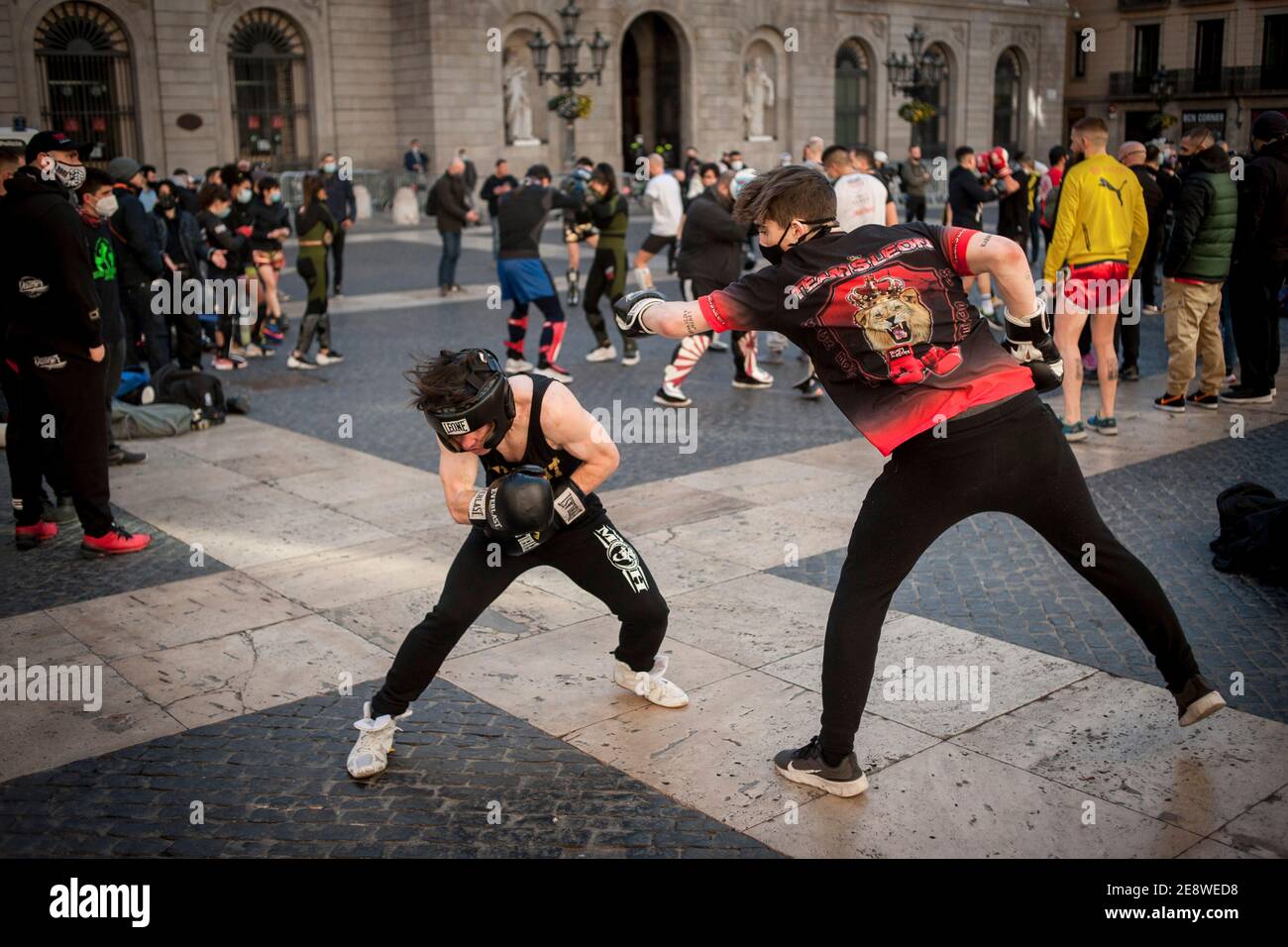Barcelone, Espagne. 1er février 2021. Les combattants participent à une séance publique d'entraînement dans le centre-ville de Barcelone pour protester contre la fermeture des salles de boxe et d'arts martiaux en raison des restrictions visant à tenter de ralentir la courbe des infections à coronavirus. Credit: Jordi Boixareu/Alamy Live News Banque D'Images Barcelone, Espagne. 1er février 2021. Les combattants participent à une séance publique d'entraînement dans le centre-ville de Barcelone pour protester contre la fermeture des salles de boxe et d'arts martiaux en raison des restrictions visant à tenter de ralentir la courbe des infections à coronavirus. Credit: Jordi Boixareu/Alamy Live News Banque D'Images