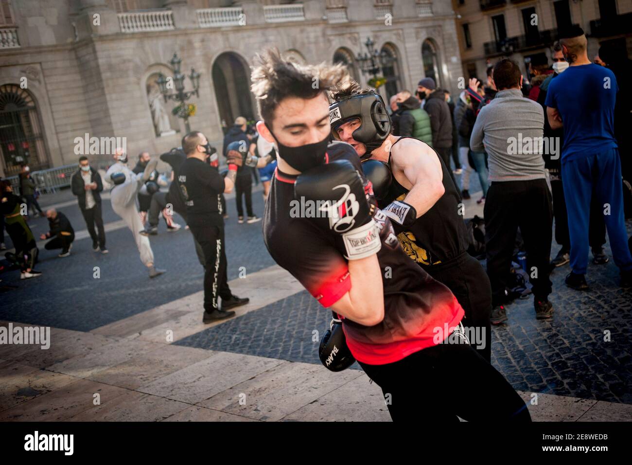 Barcelone, Espagne. 1er février 2021. Les combattants participent à une séance publique d'entraînement dans le centre-ville de Barcelone pour protester contre la fermeture des salles de boxe et d'arts martiaux en raison des restrictions visant à tenter de ralentir la courbe des infections à coronavirus. Credit: Jordi Boixareu/Alamy Live News Banque D'Images Barcelone, Espagne. 1er février 2021. Les combattants participent à une séance publique d'entraînement dans le centre-ville de Barcelone pour protester contre la fermeture des salles de boxe et d'arts martiaux en raison des restrictions visant à tenter de ralentir la courbe des infections à coronavirus. Credit: Jordi Boixareu/Alamy Live News Banque D'Images