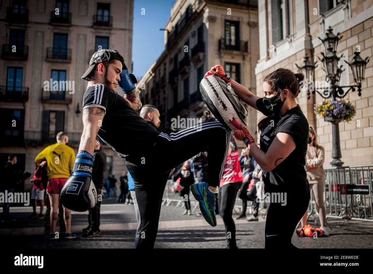 Barcelone, Espagne. 1er février 2021. Les combattants participent à une séance publique d'entraînement dans le centre-ville de Barcelone pour protester contre la fermeture des salles de boxe et d'arts martiaux en raison des restrictions visant à tenter de ralentir la courbe des infections à coronavirus. Credit: Jordi Boixareu/Alamy Live News Banque D'Images Barcelone, Espagne. 1er février 2021. Les combattants participent à une séance publique d'entraînement dans le centre-ville de Barcelone pour protester contre la fermeture des salles de boxe et d'arts martiaux en raison des restrictions visant à tenter de ralentir la courbe des infections à coronavirus. Credit: Jordi Boixareu/Alamy Live News Banque D'Images