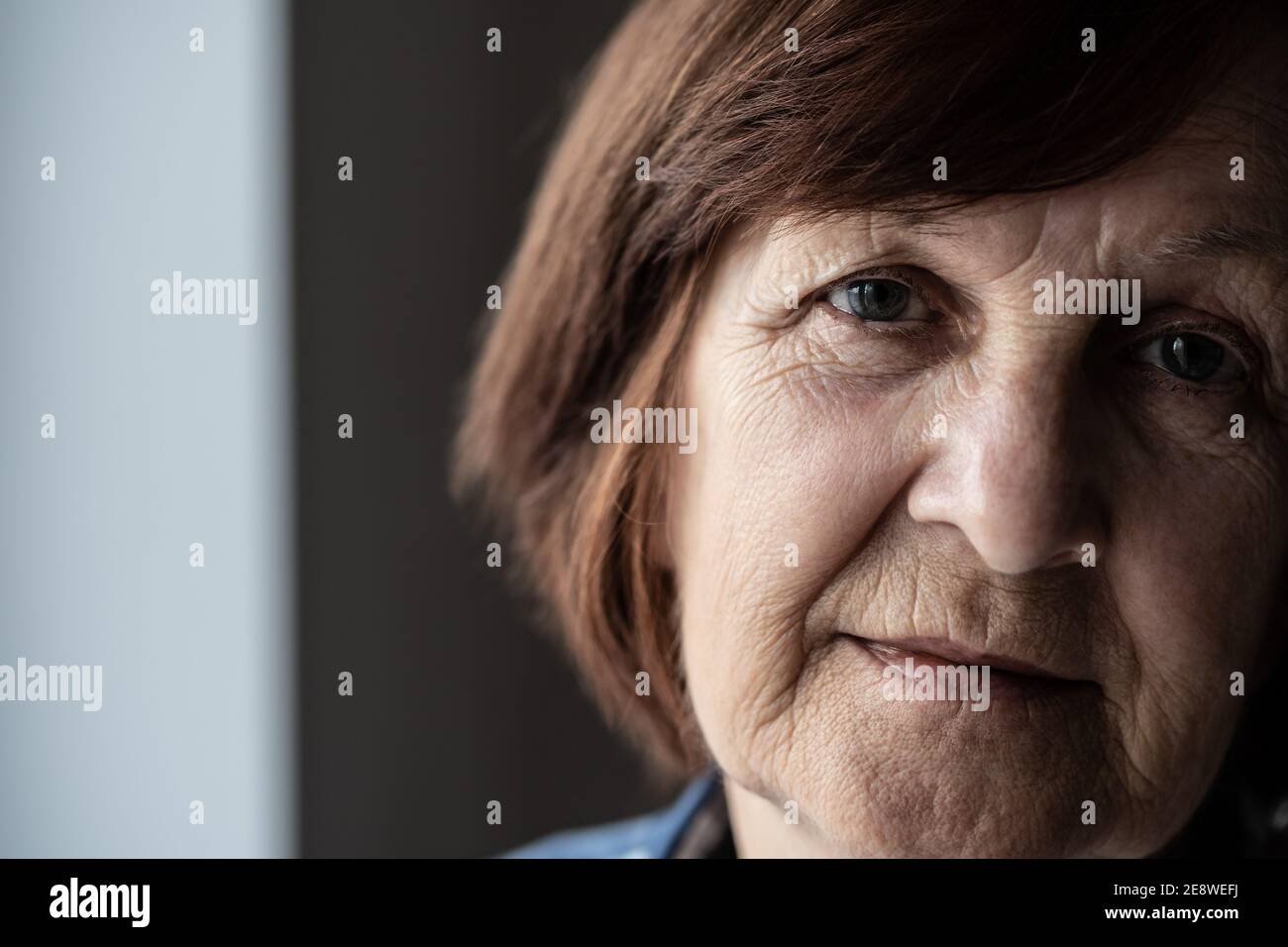 Portrait en gros plan du visage froissé d'une femme âgée. Banque D'Images