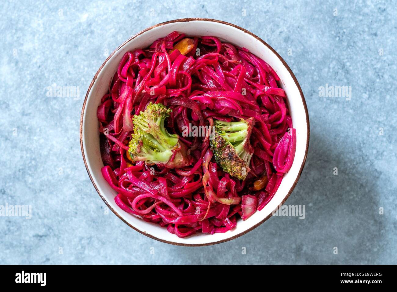 Betterave à betteraves nouilles de riz thaï aromatisées à la betterave et brocoli dans un bol. Prêt à manger et à servir. Banque D'Images