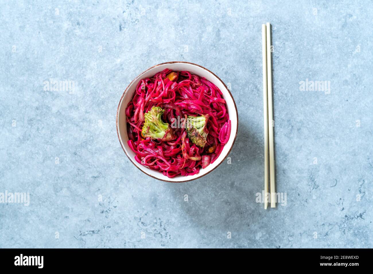 Betterave à betteraves nouilles de riz thaï aromatisées à la betterave et brocoli dans un bol. Prêt à manger et à servir. Banque D'Images