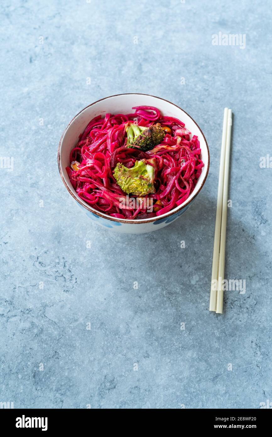 Betterave à betteraves nouilles de riz thaï aromatisées à la betterave et brocoli dans un bol. Prêt à manger et à servir. Banque D'Images