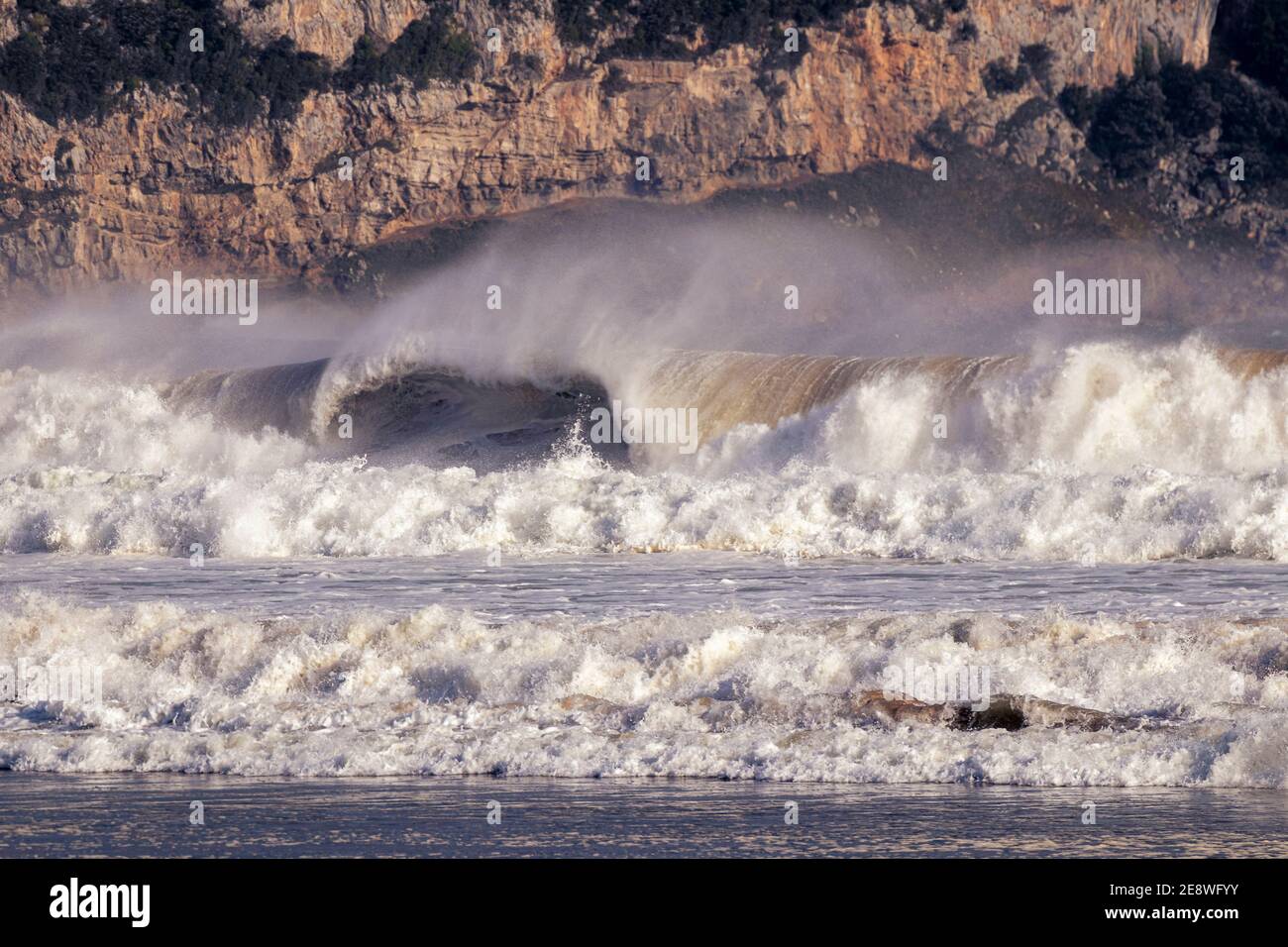 grande vague sur la côte de l'espagne Banque D'Images