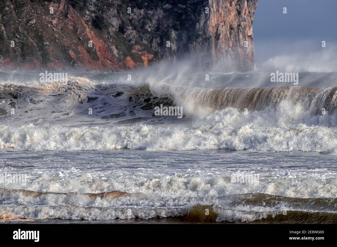 grande vague sur la côte de l'espagne Banque D'Images