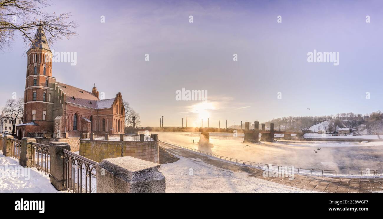 Kaunas, Lituanie 01-07-2021 magnifique panorama d'hiver le matin dans la ville de Kaunas, Vytautas la Grande église Saint de l'Assomption de la Sainte Vierge Ma Banque D'Images