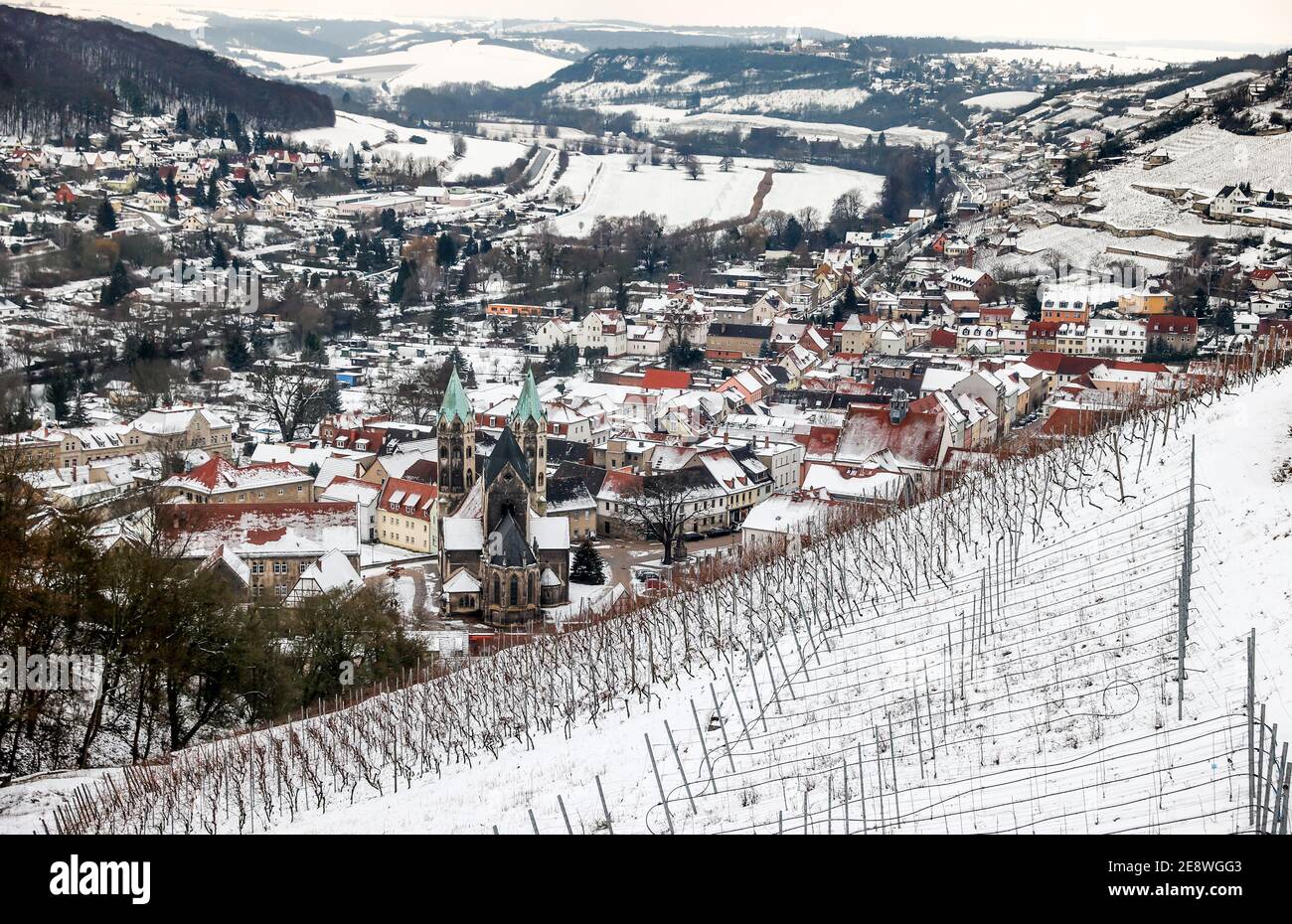 Freyburg, Allemagne. 26 janvier 2021. Vue sur la petite ville enneigée avec l'église de la ville Saint-Marien entre les vignobles de la vallée de l'Unstrut. Credit: Jan Woitas/dpa-Zentralbild/ZB/dpa/Alay Live News Banque D'Images