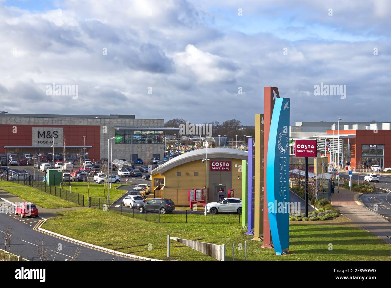 Vue aérienne de l'entrée du centre commercial Rushden Lakes, Northamptonshire, Angleterre, Royaume-Uni Banque D'Images