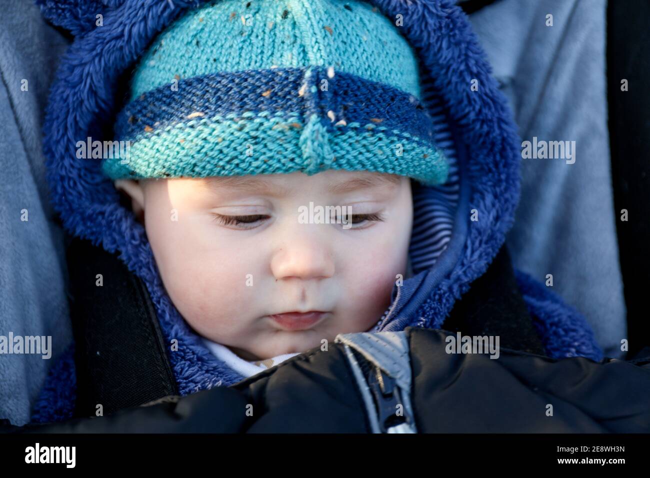 Portrait de bébé garçon en tenues d'extérieur Banque D'Images