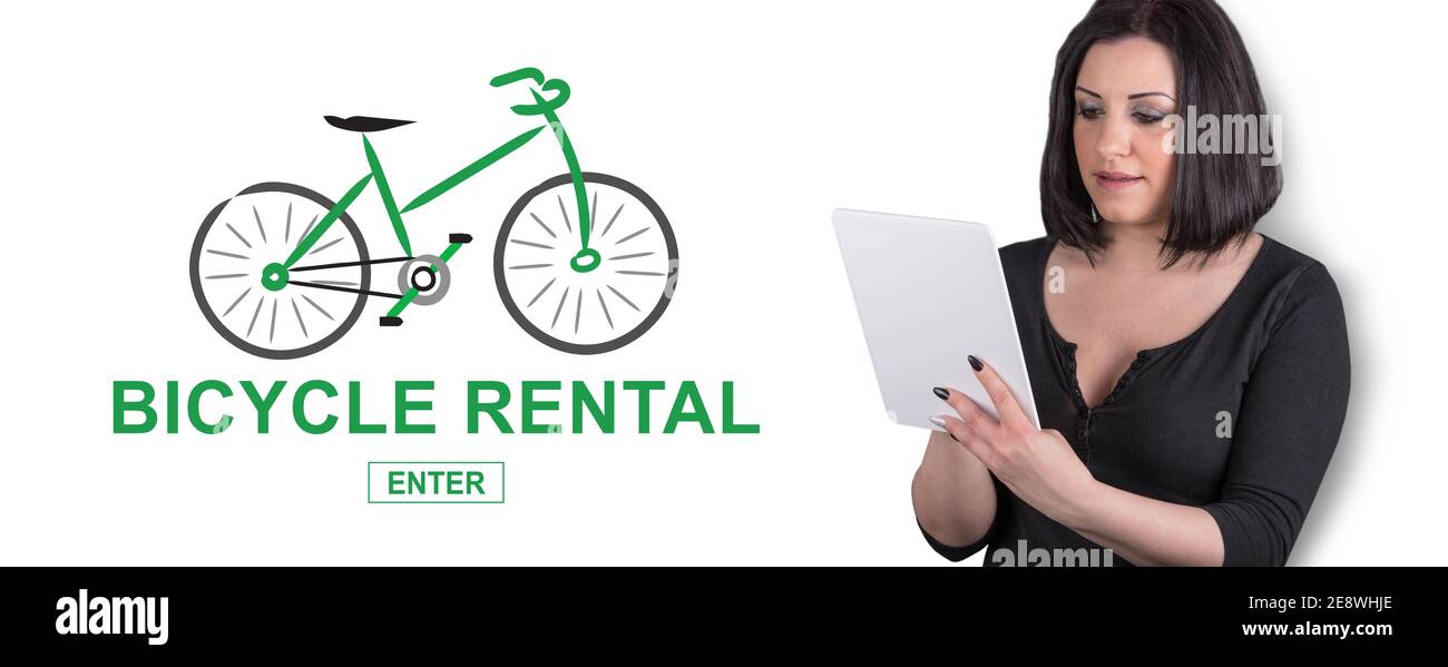 Femme utilisant une tablette numérique avec le concept de location de vélos sur fond Banque D'Images