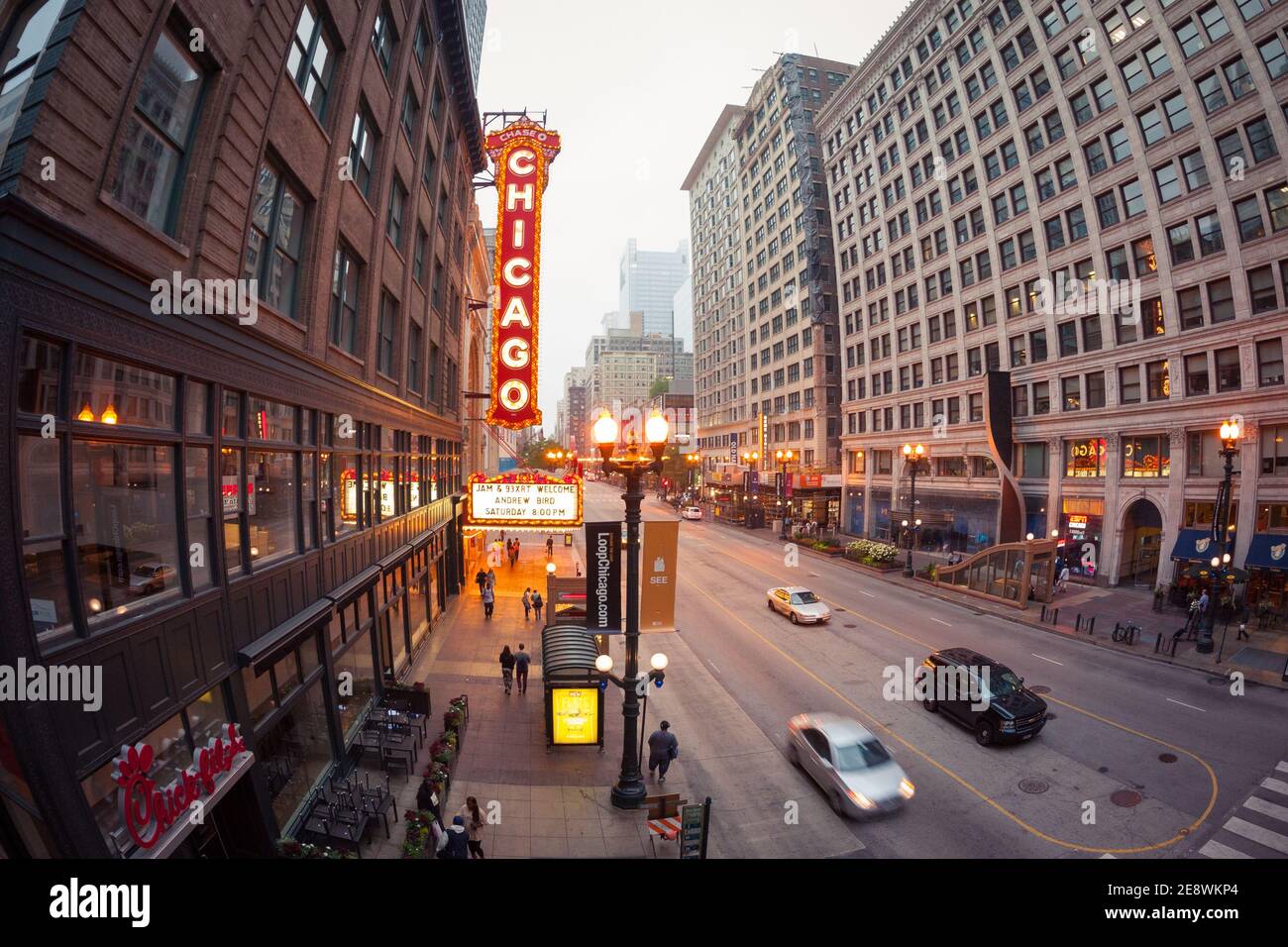 Tôt le matin, vue panoramique sur North State Street et le Chicago Theatre Marquee à Chicago, Illinois. Banque D'Images