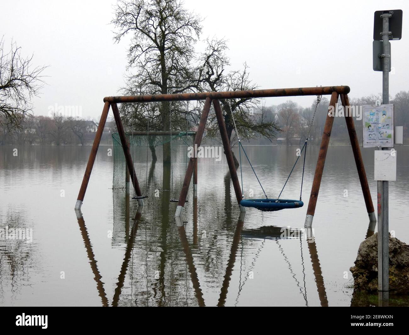 Bechingen Zell, Allemagne. 1er février 2021. Une aire de jeux est sous l'eau sur les rives du Danube. La fonte de la neige et les précipitations ont entraîné une augmentation des niveaux d'eau dans les rivières au cours des derniers jours. Credit: Kullen/SDMG/dpa/Alay Live News Banque D'Images