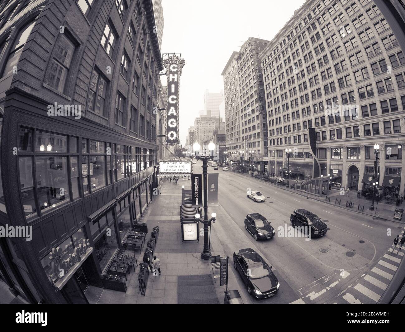 Tôt le matin, vue panoramique sur North State Street et le Chicago Theatre Marquee à Chicago, Illinois. Banque D'Images
