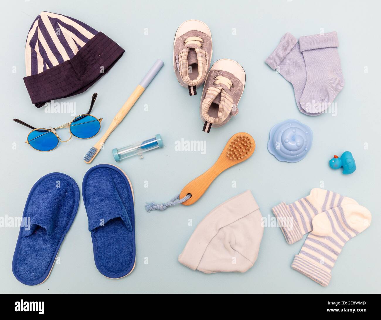 Accessoires pour bébé garçon, douche de bébé, plat. Vêtements et  fournitures de couleur bleue pour nouveau-né sur fond bleu pastel, vue du  dessus Photo Stock - Alamy