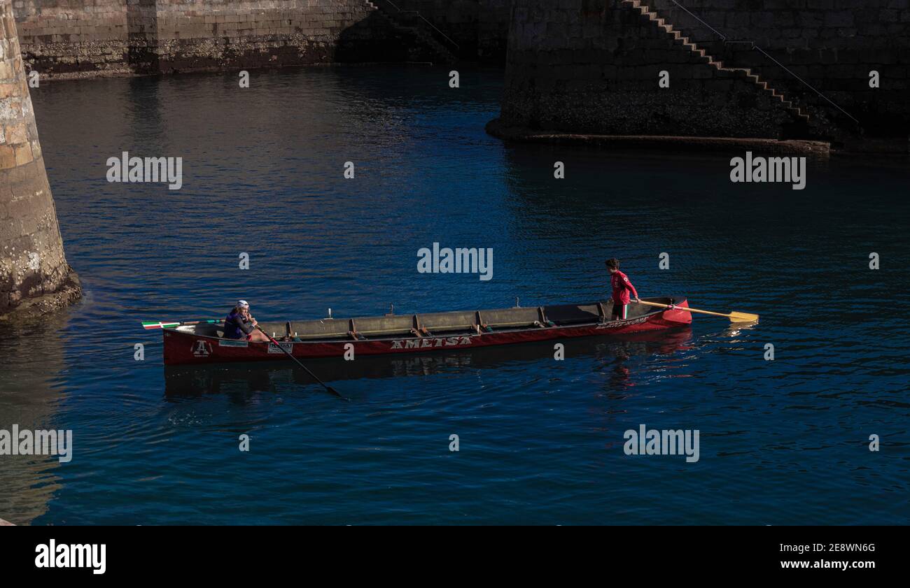 bateau basque typique dans un port Banque D'Images