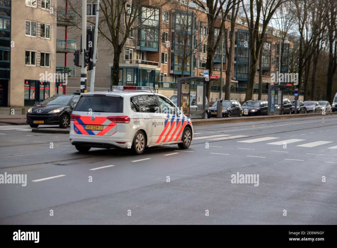 Voiture de police passe à côté avec feux rouges à Amsterdam Pays-Bas 24-1-2021 Banque D'Images