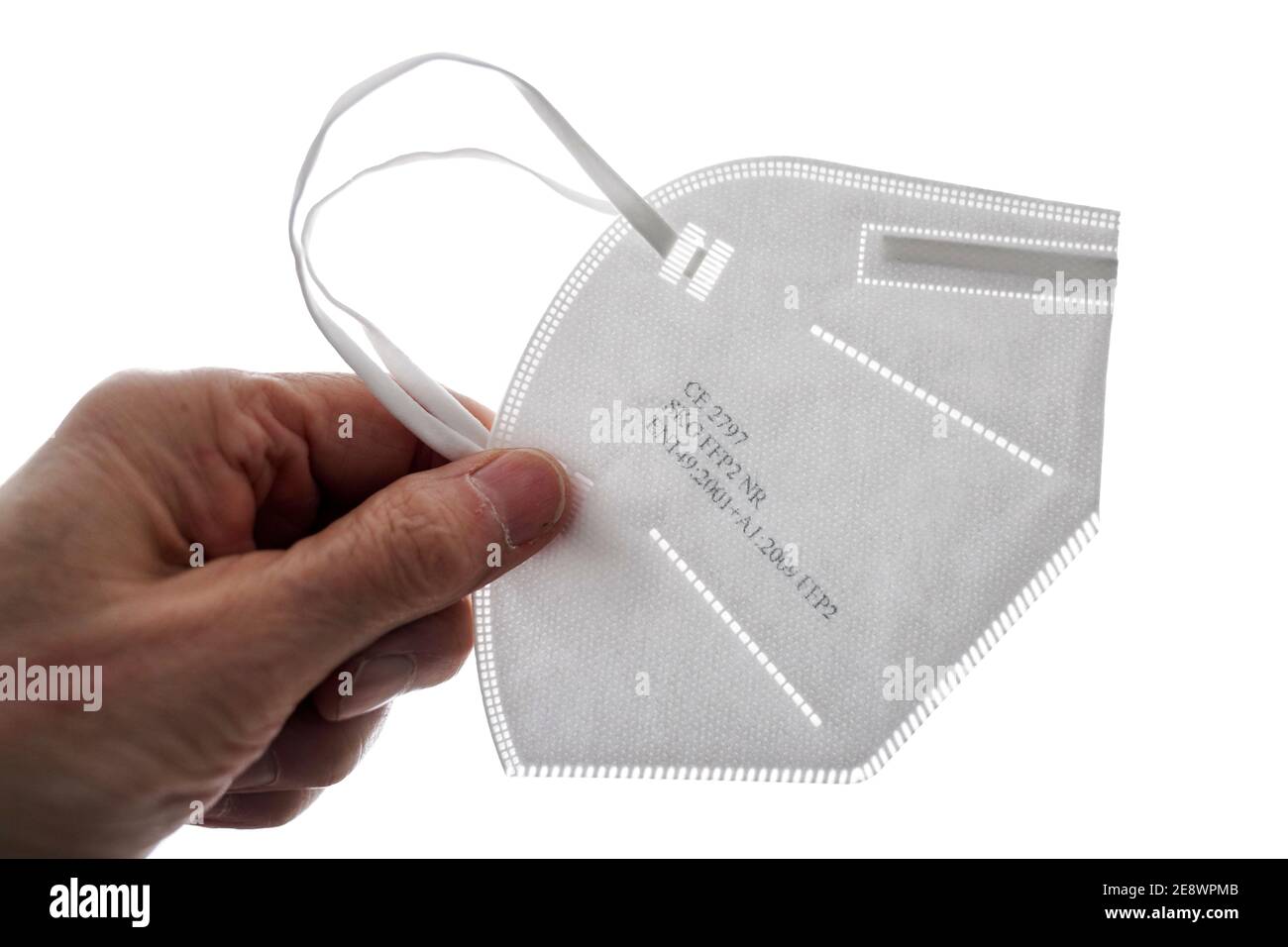 FFP2 coronavirus de Schutzmasken gegen. Zwölf dieser zertifizierten Schutzasken werden mit zwei Berechtigungscheinen der Bundesregierung an Personen ab 60 Jahren gegen eine Selbstbeteiligung von 2,00 € in Apotheken abgegegegeben. --- FFP2 masques de protection contre le coronavirus. Douze de ces masques de protection certifiés sont donnés aux personnes âgées de 60 ans et plus avec deux certificats d'autorisation du gouvernement fédéral pour une franchise de € 2.00 en pharmacie. Banque D'Images