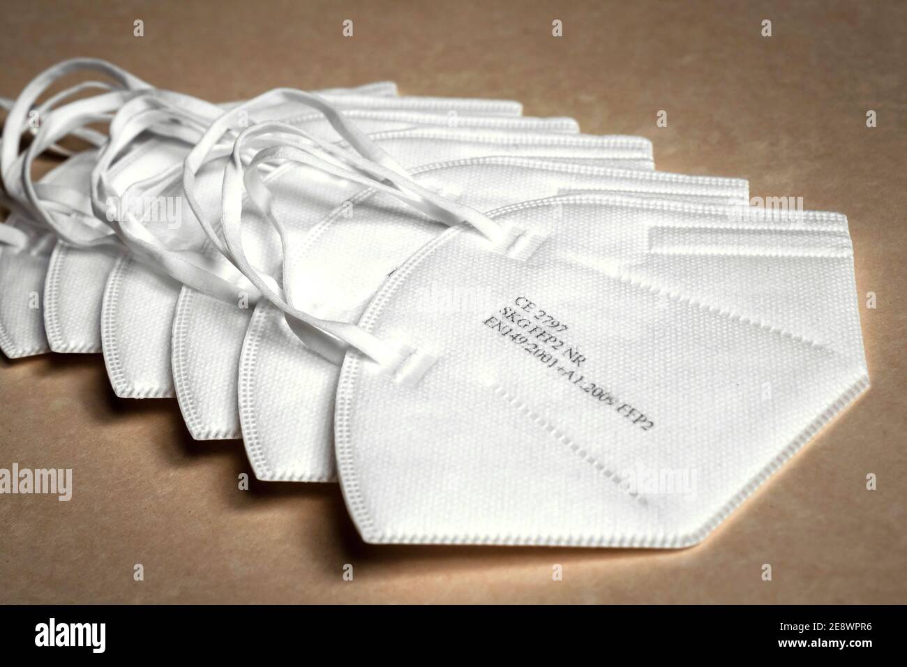 FFP2 coronavirus de Schutzmasken gegen. Zwölf dieser zertifizierten Schutzasken werden mit zwei Berechtigungscheinen der Bundesregierung an Personen ab 60 Jahren gegen eine Selbstbeteiligung von 2,00 € in Apotheken abgegegegeben. --- FFP2 masques de protection contre le coronavirus. Douze de ces masques de protection certifiés sont donnés aux personnes âgées de 60 ans et plus avec deux certificats d'autorisation du gouvernement fédéral pour une franchise de € 2.00 en pharmacie. Banque D'Images