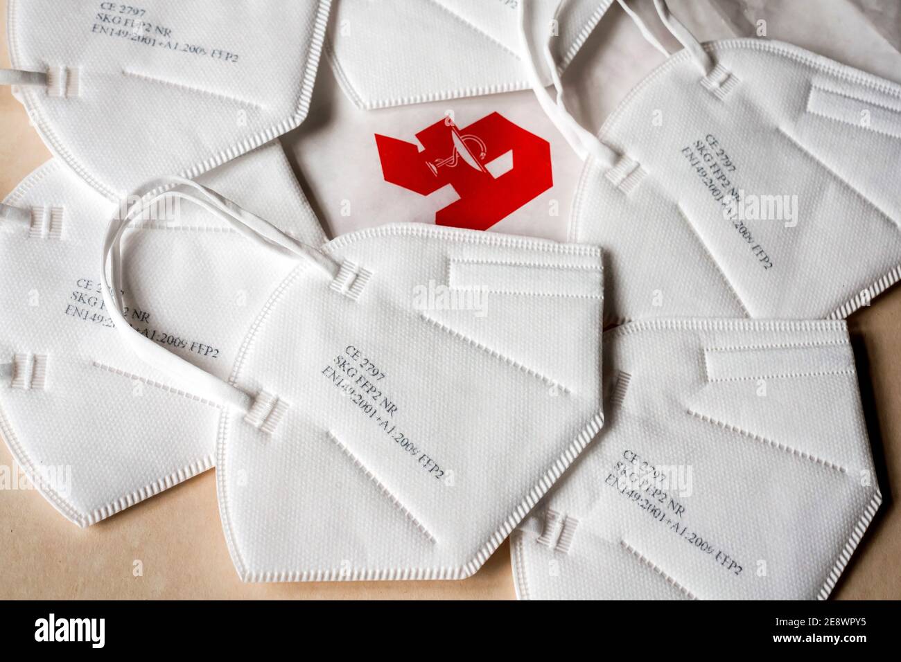 FFP2 coronavirus de Schutzmasken gegen. Zwölf dieser zertifizierten Schutzasken werden mit zwei Berechtigungscheinen der Bundesregierung an Personen ab 60 Jahren gegen eine Selbstbeteiligung von 2,00 € in Apotheken abgegegegeben. --- FFP2 masques de protection contre le coronavirus. Douze de ces masques de protection certifiés sont donnés aux personnes âgées de 60 ans et plus avec deux certificats d'autorisation du gouvernement fédéral pour une franchise de € 2.00 en pharmacie. Banque D'Images