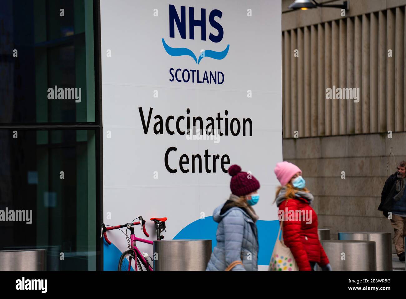 Édimbourg, Écosse, Royaume-Uni. 1er février 2021. Le centre de vaccination Mass Covid-19 ouvre ses portes aujourd'hui à l'EICC ( Edinburgh International Conference Centre ) à Édimbourg. Les membres du public avec rendez-vous arrivent pour leur vaccination. Iain Masterton/Alay Live News Banque D'Images