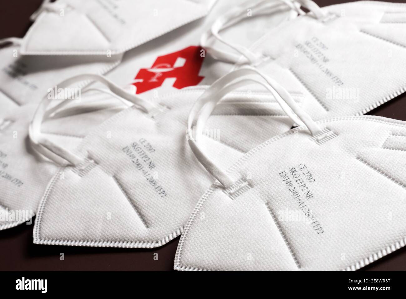 FFP2 coronavirus de Schutzmasken gegen. Zwölf dieser zertifizierten Schutzasken werden mit zwei Berechtigungscheinen der Bundesregierung an Personen ab 60 Jahren gegen eine Selbstbeteiligung von 2,00 € in Apotheken abgegegegeben. --- FFP2 masques de protection contre le coronavirus. Douze de ces masques de protection certifiés sont donnés aux personnes âgées de 60 ans et plus avec deux certificats d'autorisation du gouvernement fédéral pour une franchise de € 2.00 en pharmacie. Banque D'Images