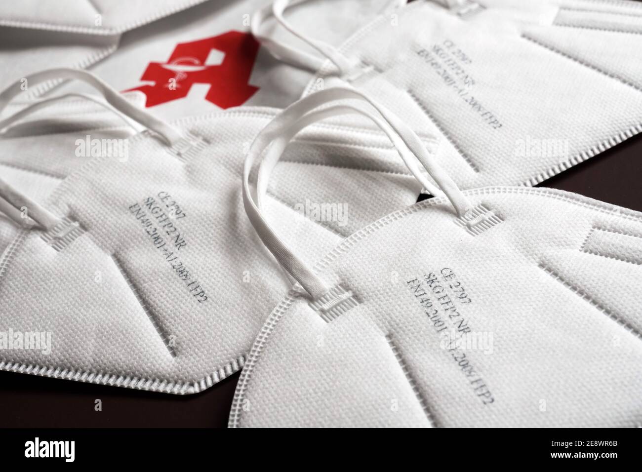 FFP2 coronavirus de Schutzmasken gegen. Zwölf dieser zertifizierten Schutzasken werden mit zwei Berechtigungscheinen der Bundesregierung an Personen ab 60 Jahren gegen eine Selbstbeteiligung von 2,00 € in Apotheken abgegegegeben. --- FFP2 masques de protection contre le coronavirus. Douze de ces masques de protection certifiés sont donnés aux personnes âgées de 60 ans et plus avec deux certificats d'autorisation du gouvernement fédéral pour une franchise de € 2.00 en pharmacie. Banque D'Images