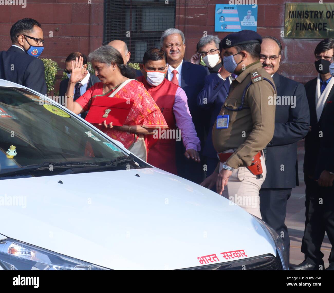 Ministre des Finances, Nirmala Sitharaman quitte l'édifice du Nord du Secrétariat central pour que le Parlement annonce le budget du syndicat à New Delhi. Banque D'Images