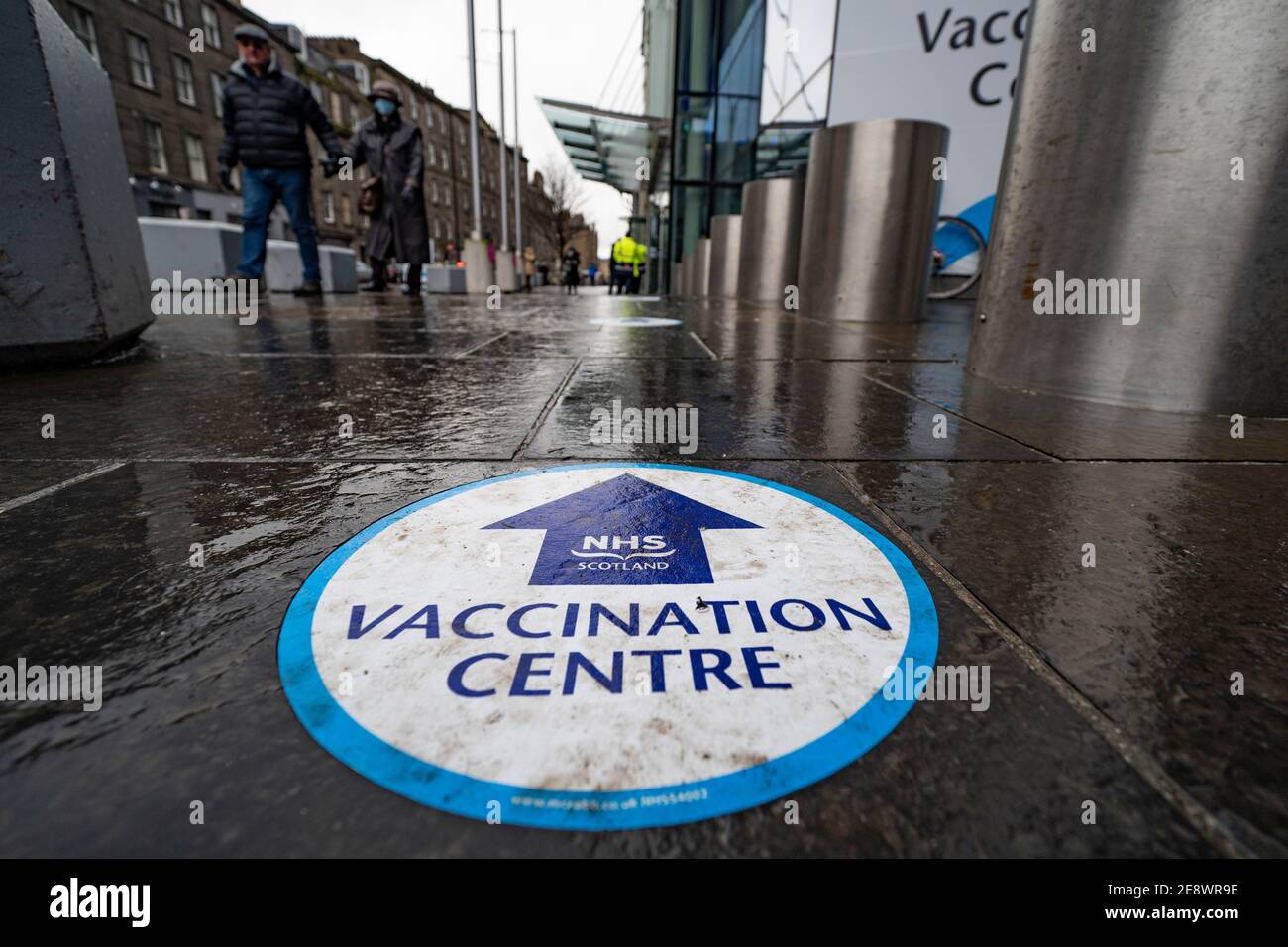 Édimbourg, Écosse, Royaume-Uni. 1er février 2021. Le centre de vaccination Mass Covid-19 ouvre ses portes aujourd'hui à l'EICC ( Edinburgh International Conference Centre ) à Édimbourg. Les membres du public avec rendez-vous arrivent pour leur vaccination. Iain Masterton/Alay Live News Banque D'Images